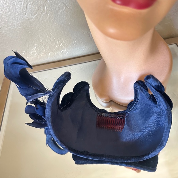 FASCINATING 1950S\' NAVY VELVET COCKTAIL CAP WITH MATCHING CURLY FEATHERS/PEARLS main image 8